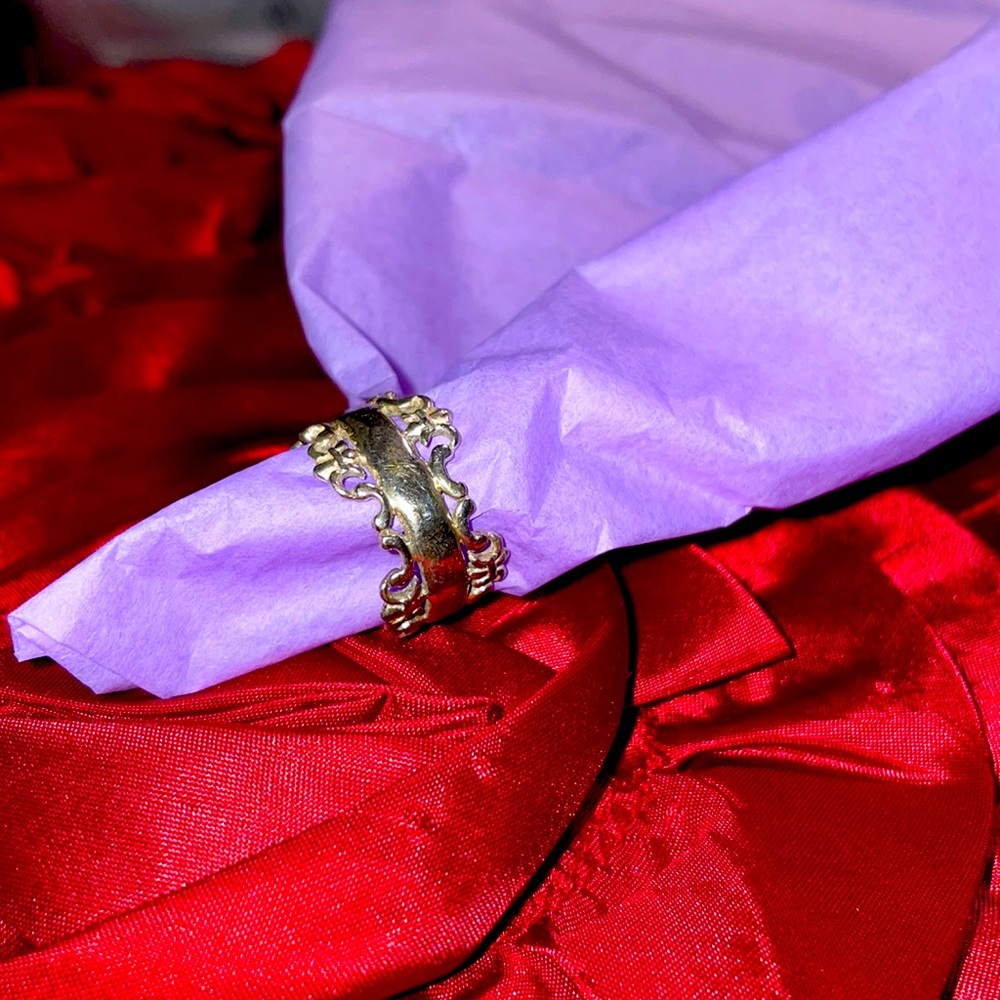 Dainty fleur de lis size 6 ring.